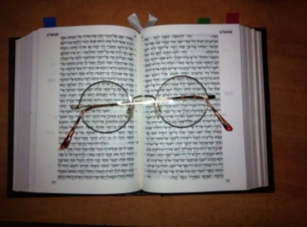 תנ//ך פתוח עם משקפיים